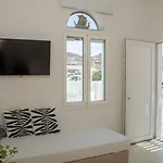 Alasi Tinos Jacuzzi מלון