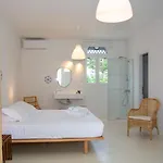 Alasi Tinos Jacuzzi מלון 3*